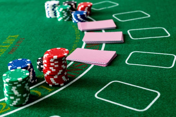 Dealer revealing qualifying hand