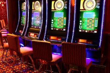 Dealer interaction via live chat during a roulette round